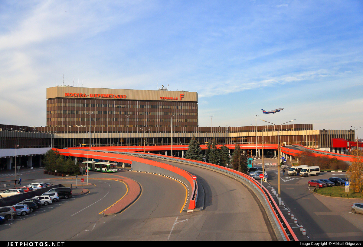 Терминал F в 2016 году. Автор фото: М. Григорьев. Отсюда: https://www.jetphotos.com