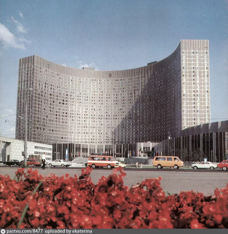 Гостиница "Космос" около ВДНХ. Название дали, потому что выставка связана с этой тематикой. Над зданием работали французские архитекторы О. Какуба, П. Жуглё и С. Эпстейн. Также участвовали советские специалисты Виктор Андреев, Владимир Стейскал и Трифон Заикин. Рабочих на стройку пригласили из Югославии. Снимок 1980 года. Автор фото: Н. Рахманов. С сайта www.pastvu.com.