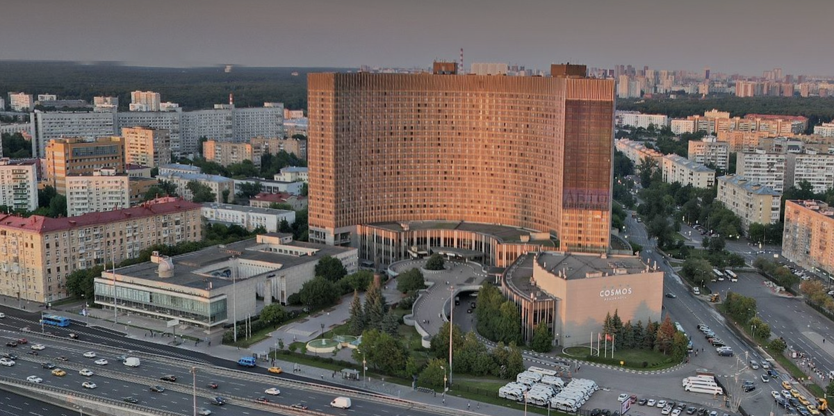 Гостиница "Космос" в 2022 году. Она имеет 3 звезды и по-прежнему работает. Яндекс.Панорамы.