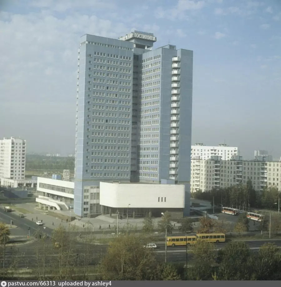 Гостиница "Молодёжная" на Дмитровском шоссе. Проект создавала группа архитекторов под руководством Иосифа Ловейко. По форме здание напоминало трилистник. Всё для того, чтобы воспринималось оно по-разному. В зависимости от того, с какой точки на него смотрели. Фото чуть более позднее, 1983 года. Нам нужен снимок в цвете, чтобы сравнить. Автор: М. Барабанов. С сайта www.pastvu.com.