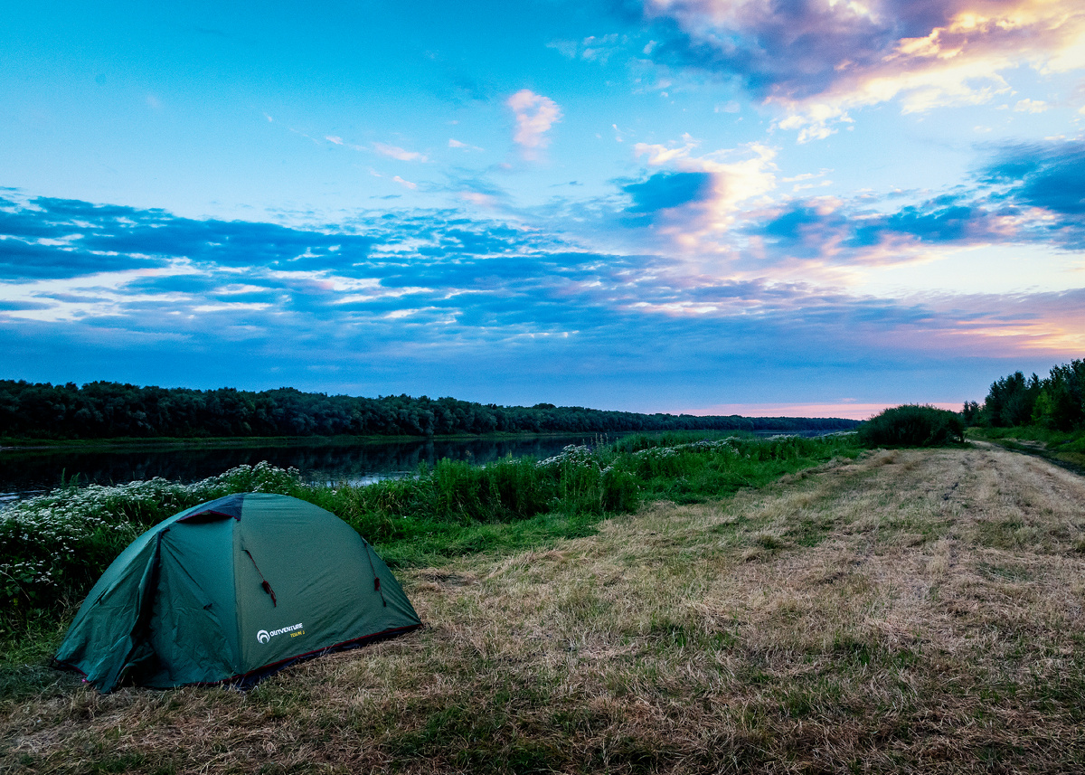 «Сервис», за последние пару несколько просел – местные перестали траву на берегу выкашивать, так что сейчас все в зарослях, только небольшие пятачки есть – машину поставить и с палаткой приткнуться. Это снимок трехлетней давности, тогда один дедок даже дрова рыбакам привозил на прицепе)