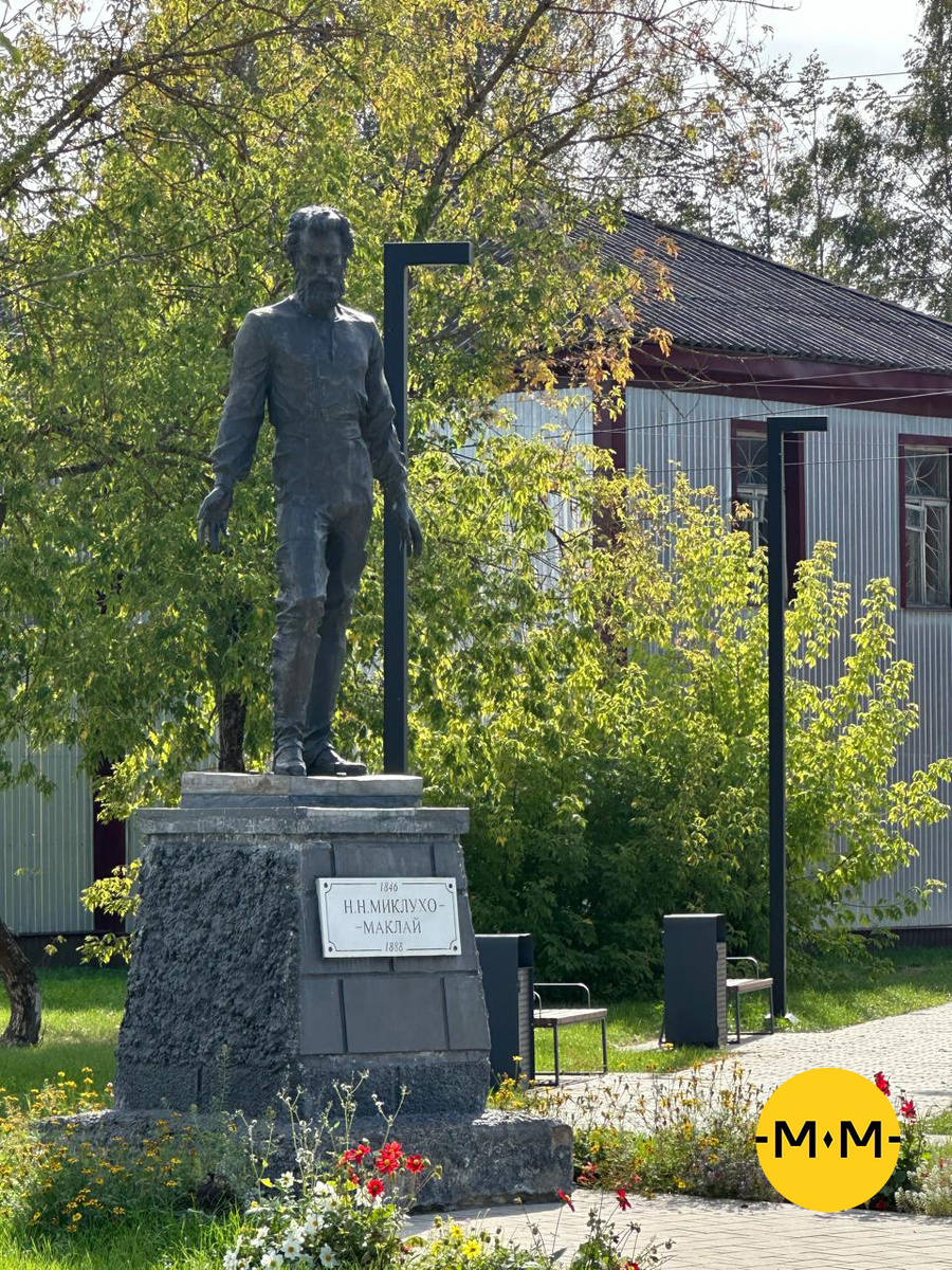 Памятник Н.Н. Миклухо-Маклаю в Окуловке. 2024 г.