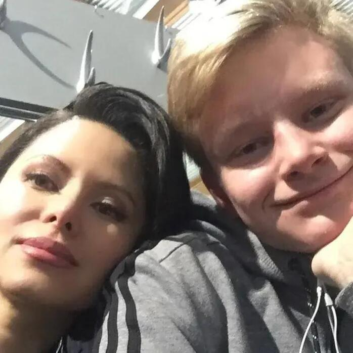 Виктория со своим "маленьким" Александром