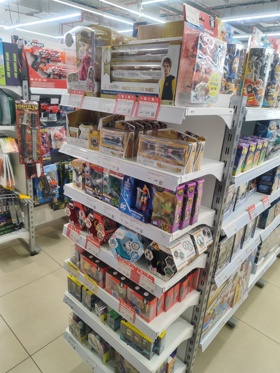 Ассортимент кукол и игрушек в магазине "ВотОнЯ", г. Санкт-Петербург. Фото автора.