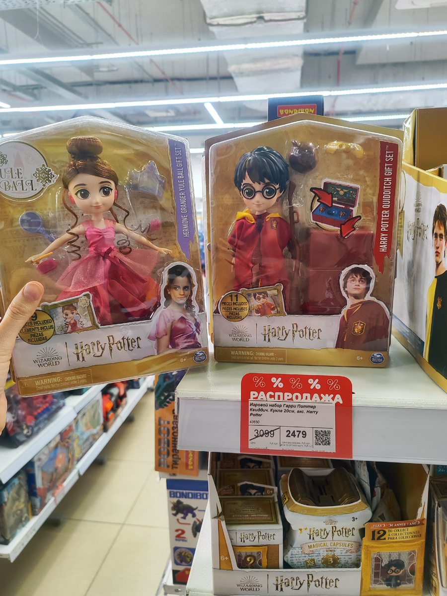 Ассортимент кукол и игрушек в магазине "ВотОнЯ", г. Санкт-Петербург. Фото автора.а.