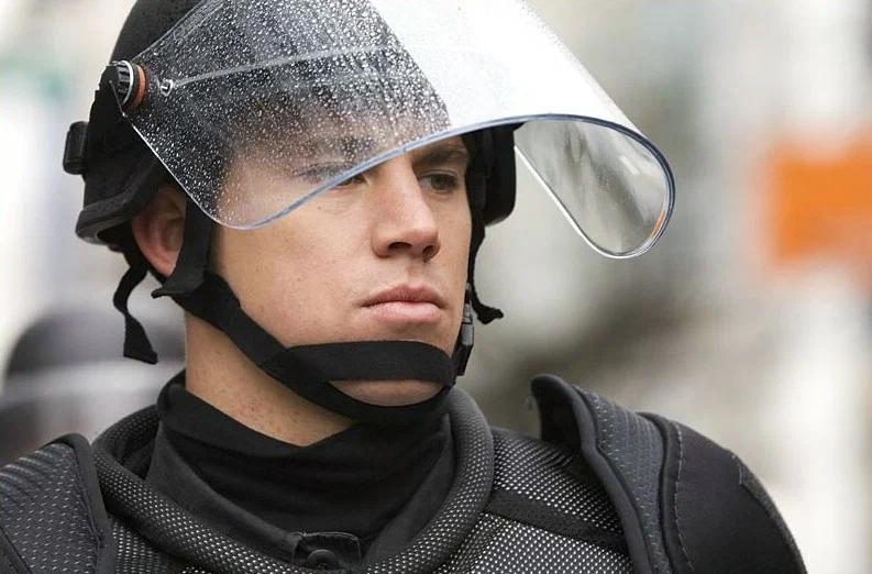 Кадр из фильма «Battle in Seattle». Режиссер: Стюарт Таунсенд. Производство: 120dB Films, Aloe Entertainment, Battle In Seattle Productions, Grosvenor Park Media, Hyde Park Entertainment, Insight Film and Video Production Inc., Proud Mary Entertainment, Redwood Palms Pictures, Remstar Productions Inc., Victoria Filmproduktion. Прокат: Redwood Palms Pictures