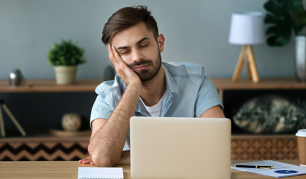     День проходит за столом, а вечер — на диване