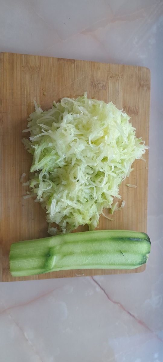 Берем три кабачка и натираем