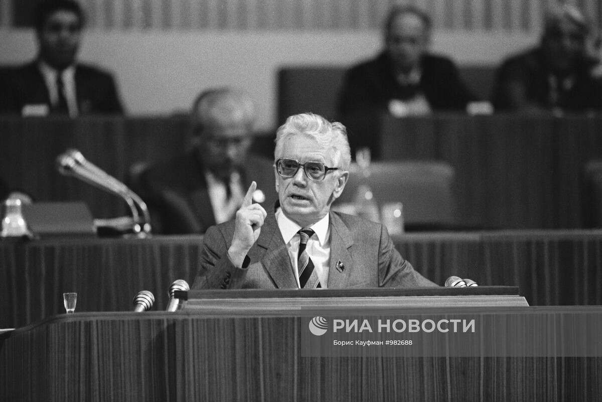 Член Политбюро ЦК КПСС, секретарь ЦК КПСС Вадим Андреевич Медведев выступает на XXVIII съезде КПСС (1990 год). 