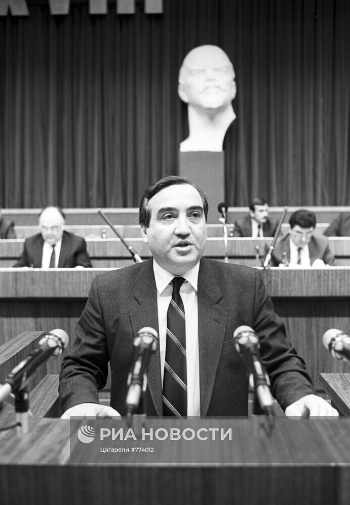Гиви Григорьевич Гумбаридзе, первый секретарь ЦК КП Грузии, Председатель Президиума Верховного Совета республики выступает с докладом на ХХVIII съезде КП Грузии (1990 год).