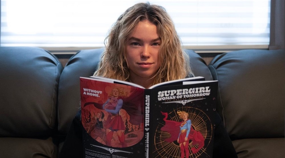     Милли Олкок читает комикс «Супергерл: Женщина завтрашнего дня» (2021-2022), кадр со съемок фильма «Супергерл» (2026) / Фото: соцсети актрисы