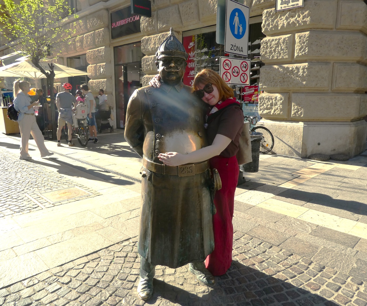 Традиция: в каждый визит в любимый город обязательно фотографируюсь с вот этим любимым мужчиной.:) 