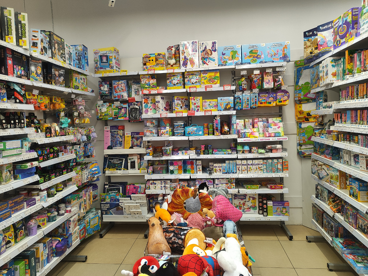 Ассортимент товаров для творчества в магазине "ВотОнЯ", г. Санкт-Петерубрг. Фото автора.