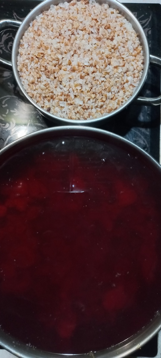 Смородина, крыжовник, виктория в воде фильтрованной. Гречка с перемолотым чесноком 