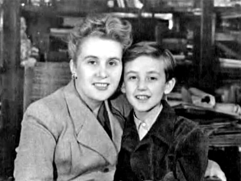 Василий Ливанов с матерью.