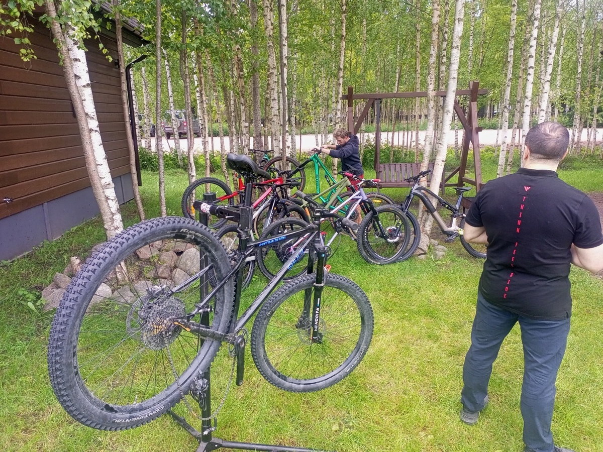 Подготовка велосипедов к первому дню теста