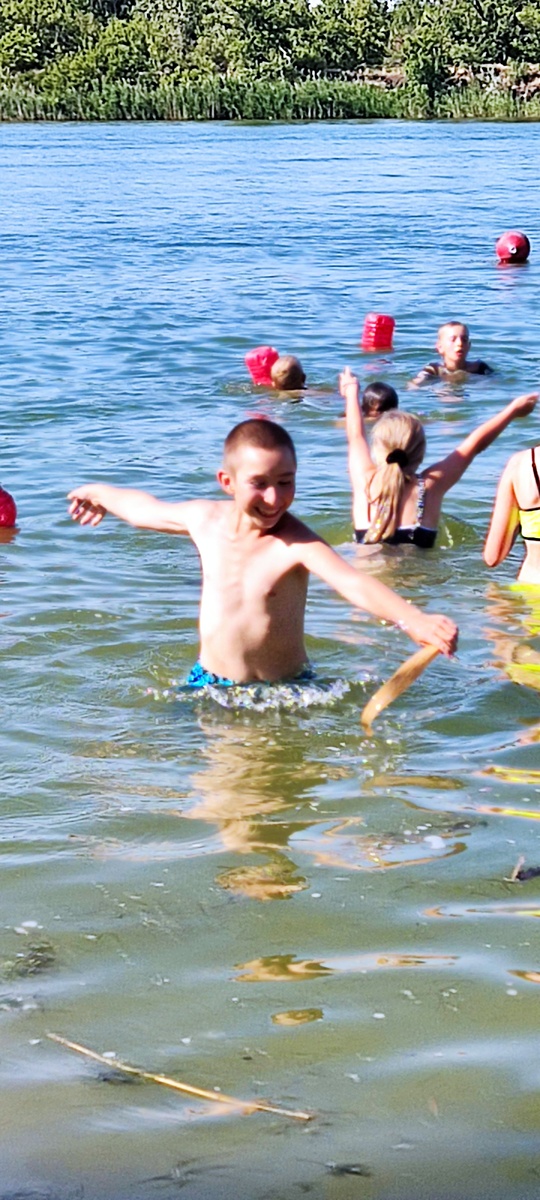 Такая у нас река, уже зеленая от водорослей