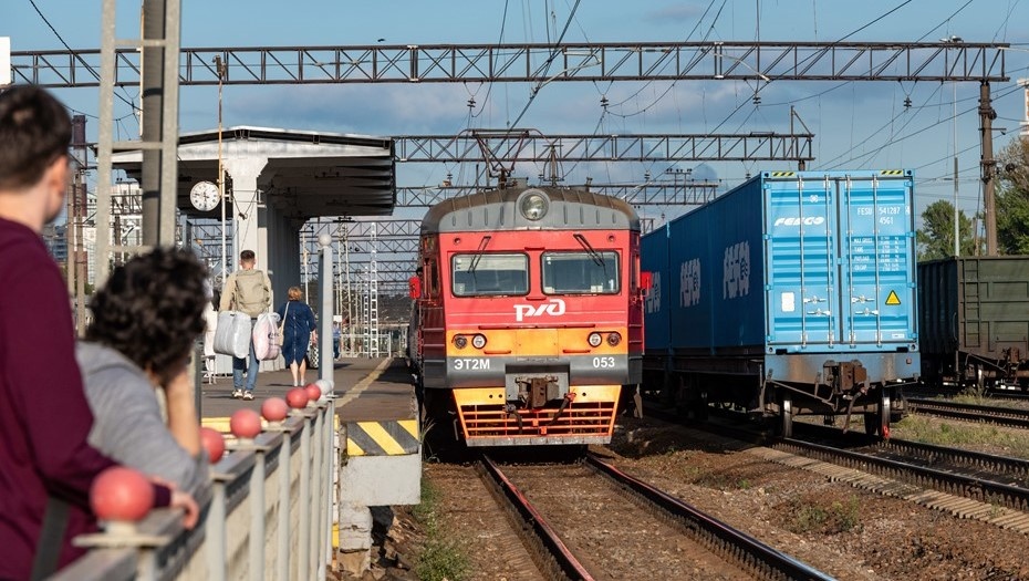    Электричка прибывает на ж.-д. станцию Кушелевка в Петербурге. Автор фото: Михаил Тихонов / "Деловой Петербург"