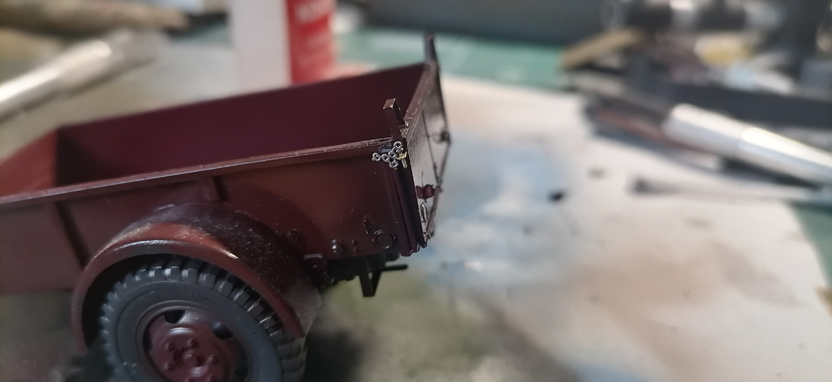 Установил фиксаторы борта и цепочки 