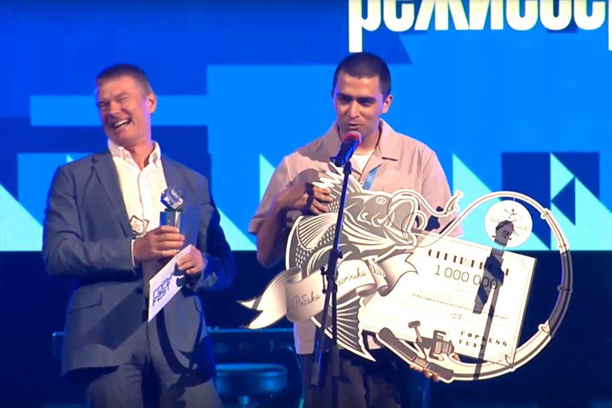 Никита Журавлев получает специальный приз от общества «Рыбаки & охотники», стоп-кадр трансляции