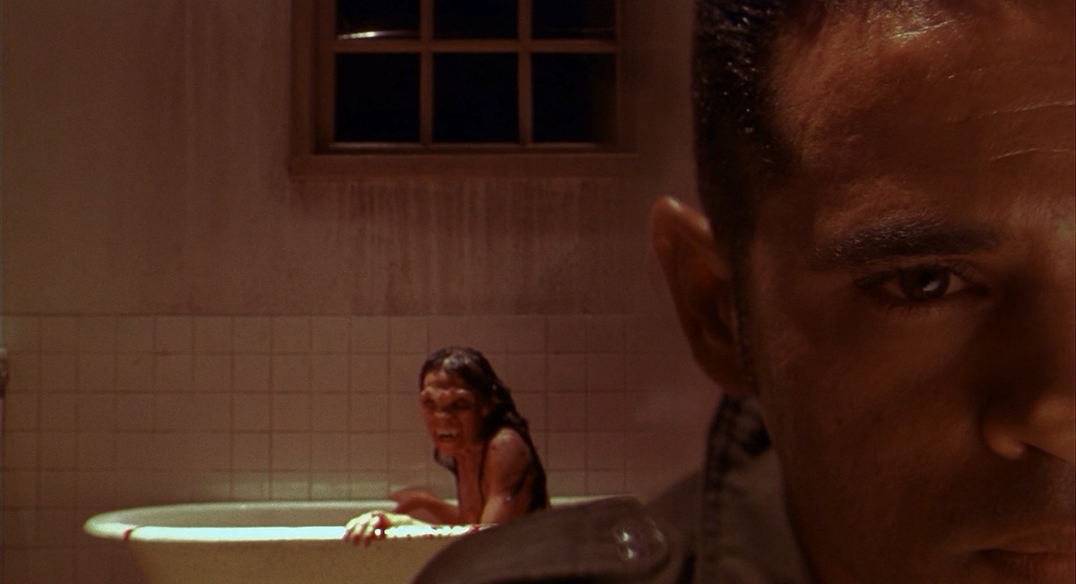 Киноляп - в сцене драки Хесуса с Лупе на ней откуда ни возьмись успевают появиться трусеки. 