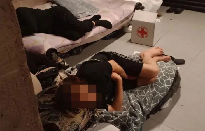 В подвальном помещении без вентиляции и окон с каждым днем все больше людей. Спать им приходится посменно, мест на всех не хватает