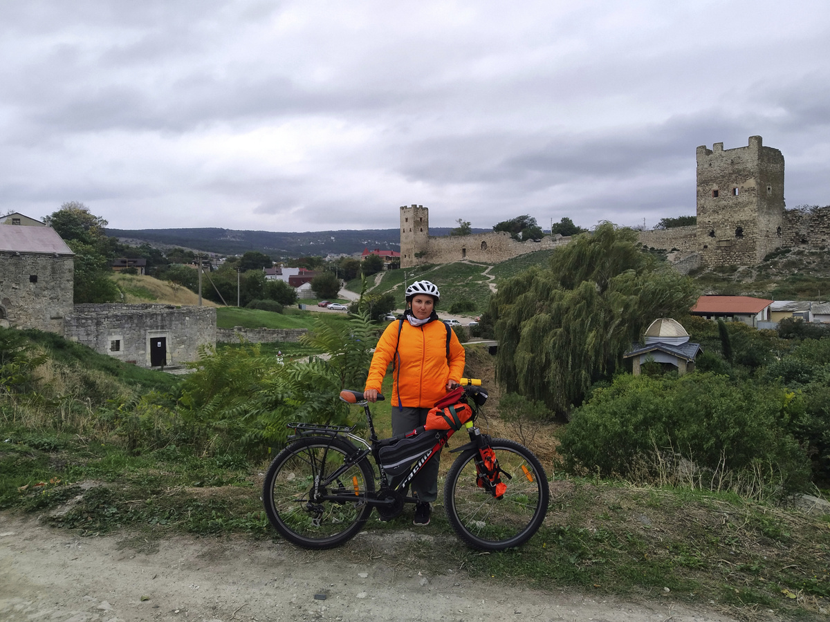 На фоне - Генуэзская крепость в Феодосии