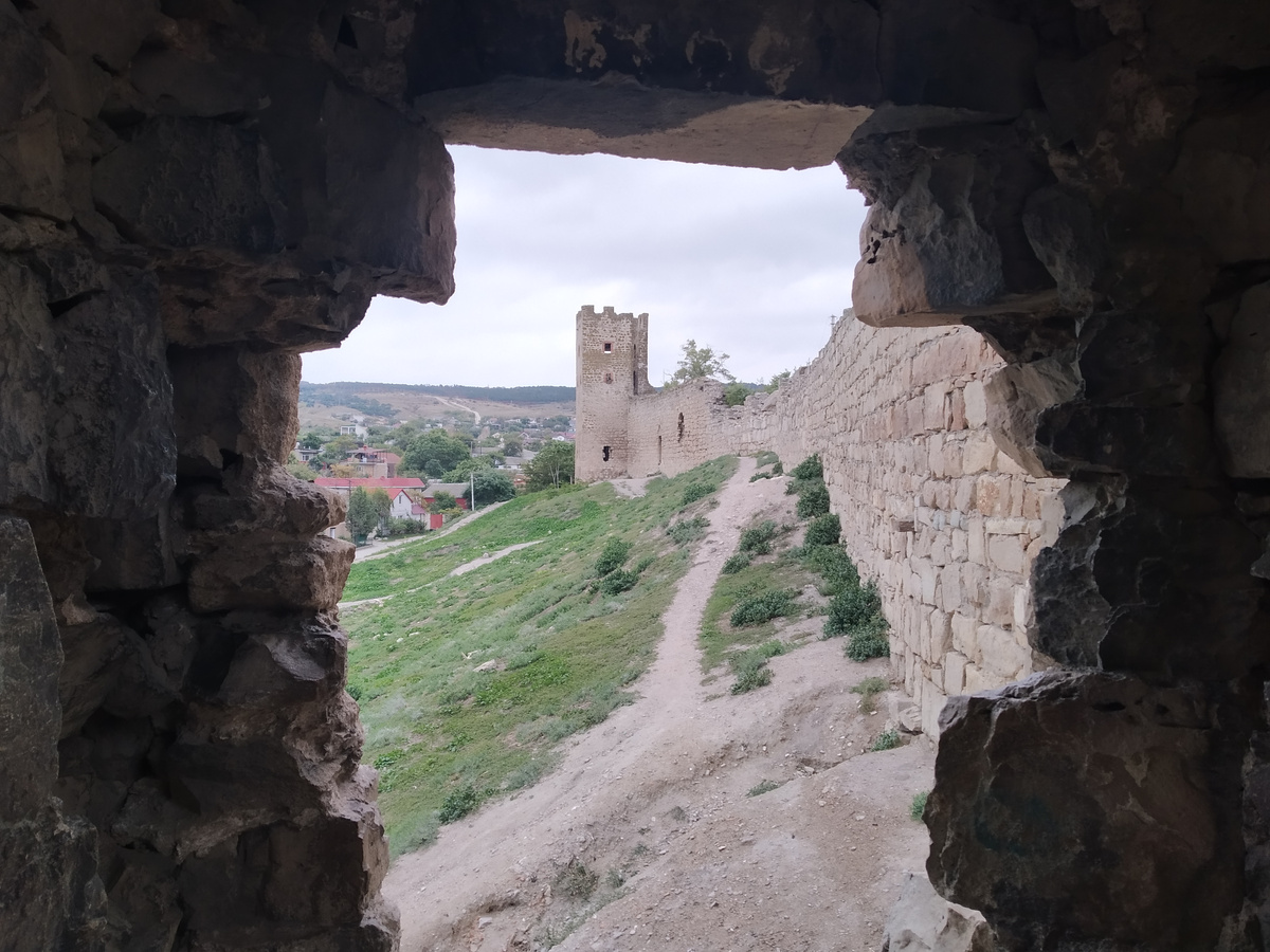Вид на крепостную башню через дыру в стене