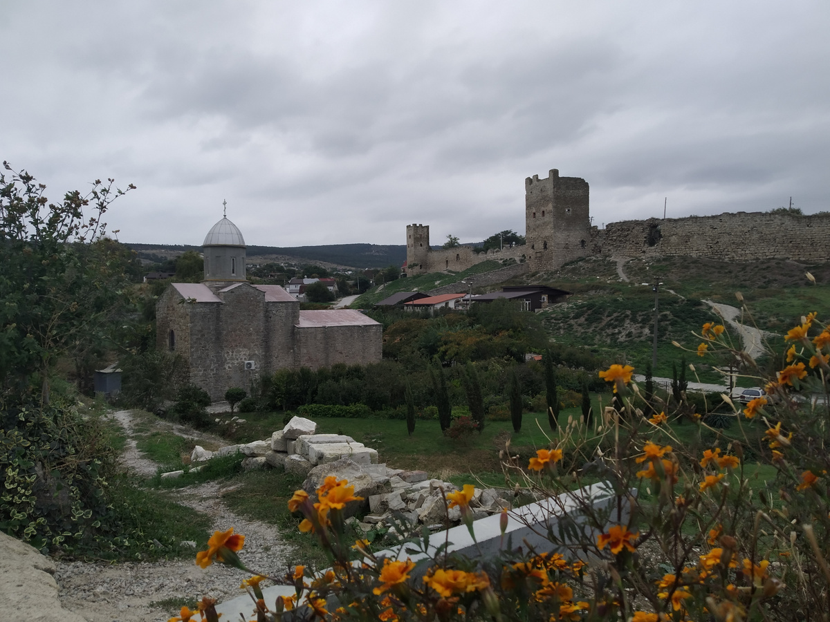 Общий вид а Генуэзскую крепость в Феодосии