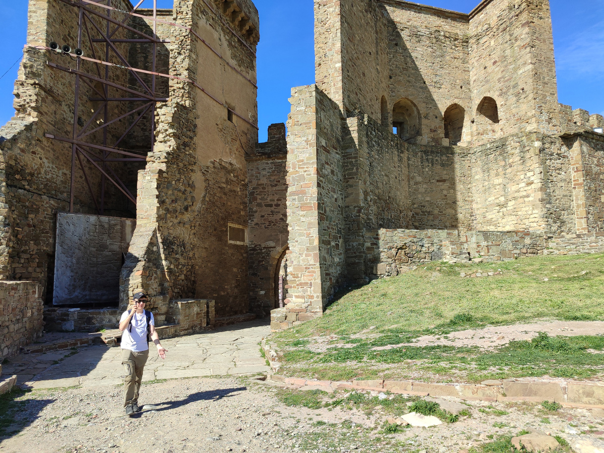 У входа в Генуэзскую крепость в Судаке