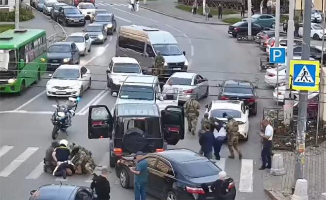 На фото: задержание сына главы азербайджанской диаспоры Урала Мутвалы Шыхлински. (Фото: цитата видео/соцсети)