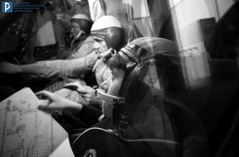 Экипаж корабля «Союз Т-12» – космонавты С.Е. Савицкая, В.А. Джанибеков и И.П. Волк (справа налево) на экзамене в ЦПК им. Ю.А. Гагарина. Звездный городок, 1984 г. РГАНТД. Арх. № 0-10876. 