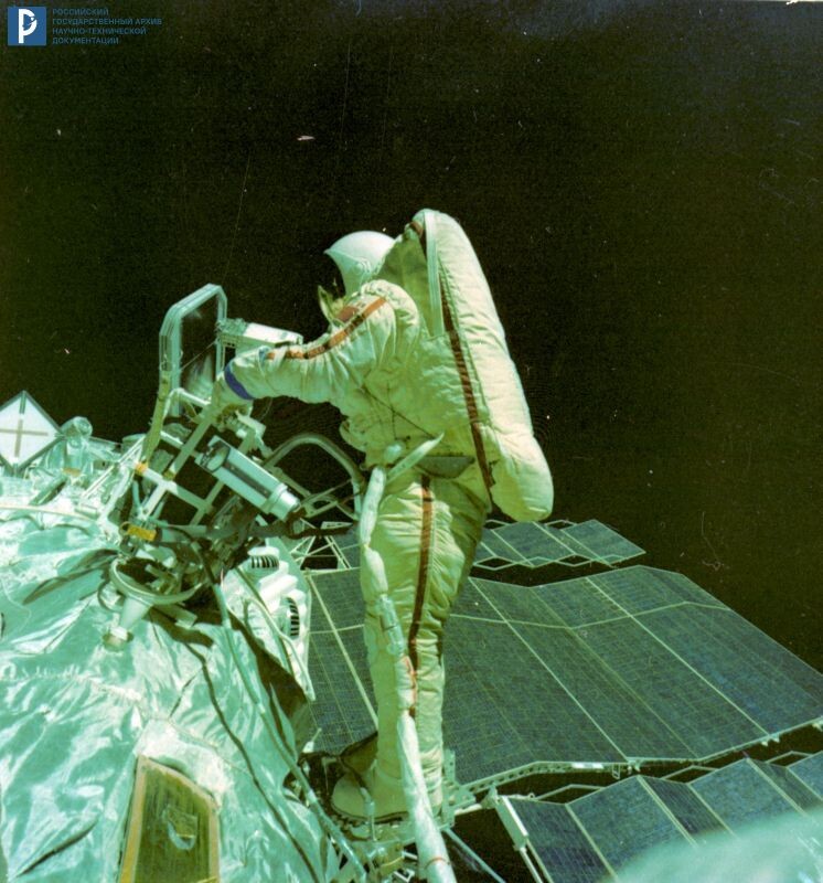 Бортинженер С.Е. Савицкая во время работы в открытом космосе. 25 июля 1984 г. РГАНТД. Арх. № 1-3982 цв.