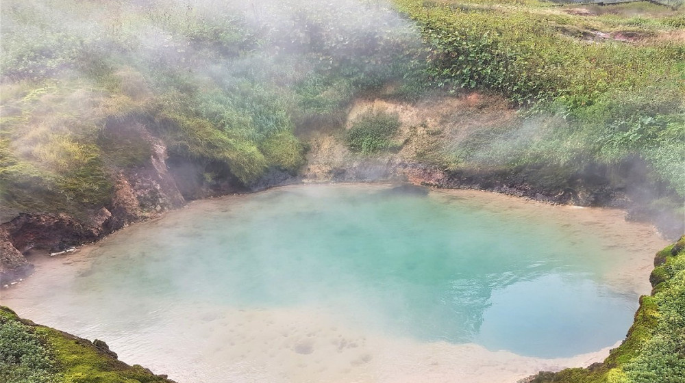    Тайна кипящих озер почему вода в них не остывает даже зимой