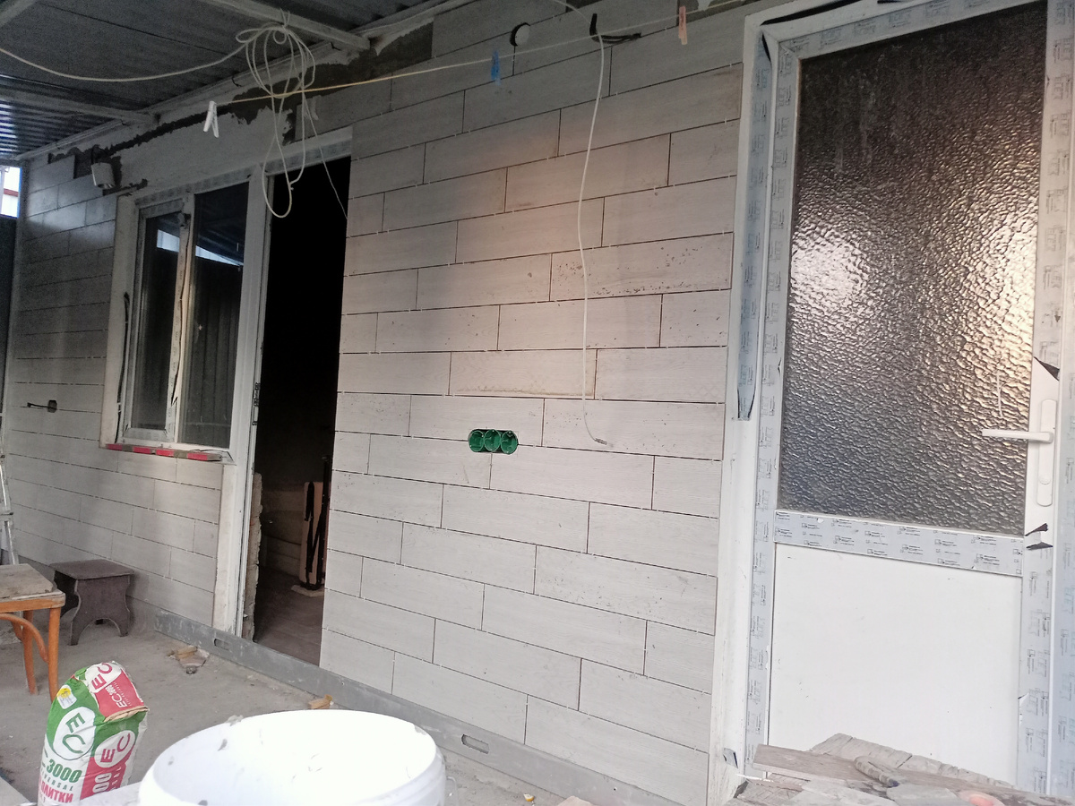 Плитка новая на террасе гостевого дома