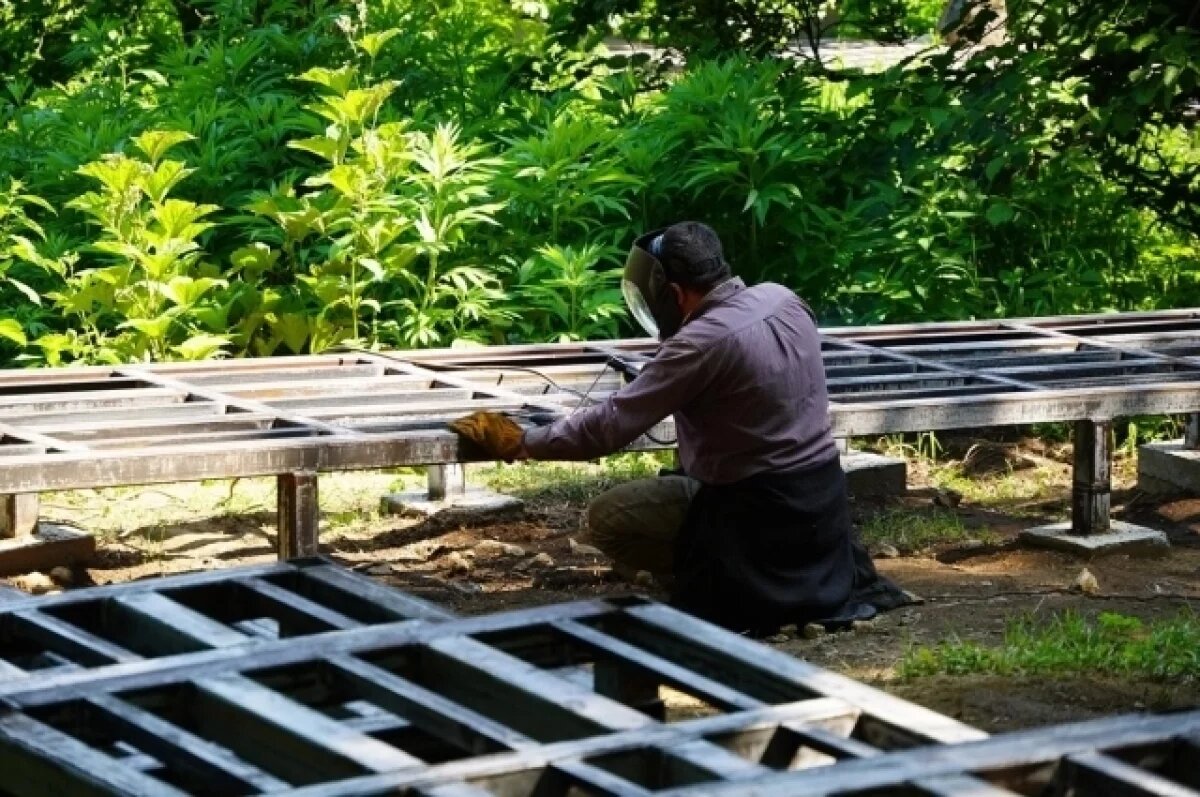    Подрядчик устанавливает фундамент под пешеходную тропу в Петропавловске