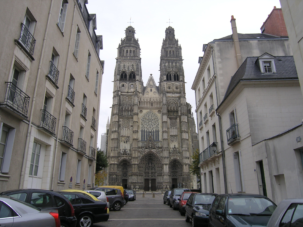 Сен-Гатьен. Чтобы получить полное представление - пришлось снимать в створе улицы.