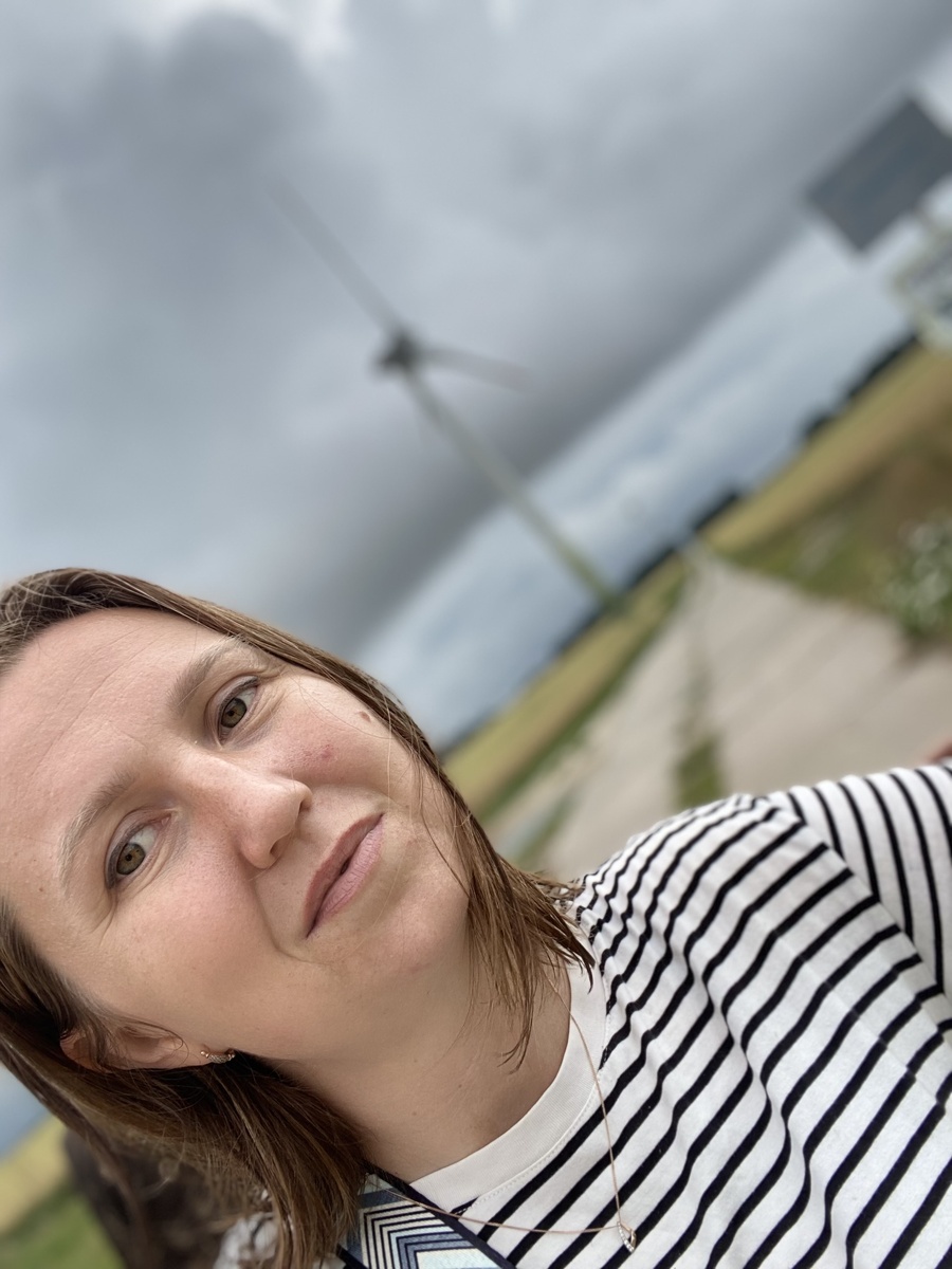 Зачекинилась на фоне ветряков.