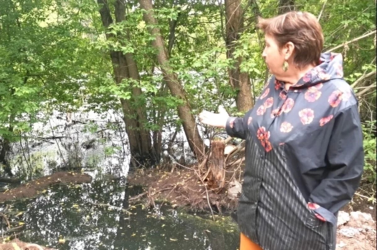    С момента ЧП прошёл месяц, но сточные воды из котлована по-прежнему никто не откачивает.