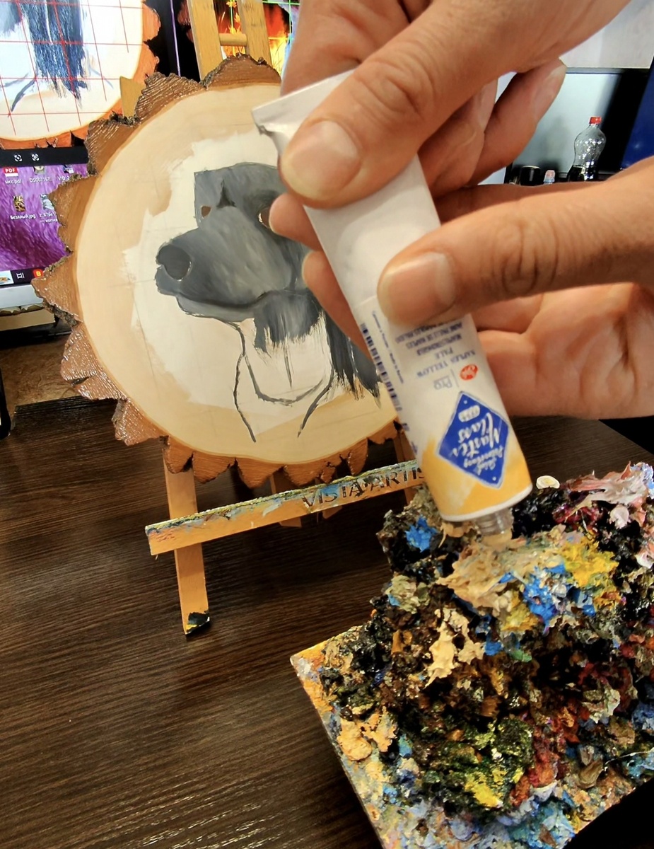 Муж выдавливает мне краску на палитру.