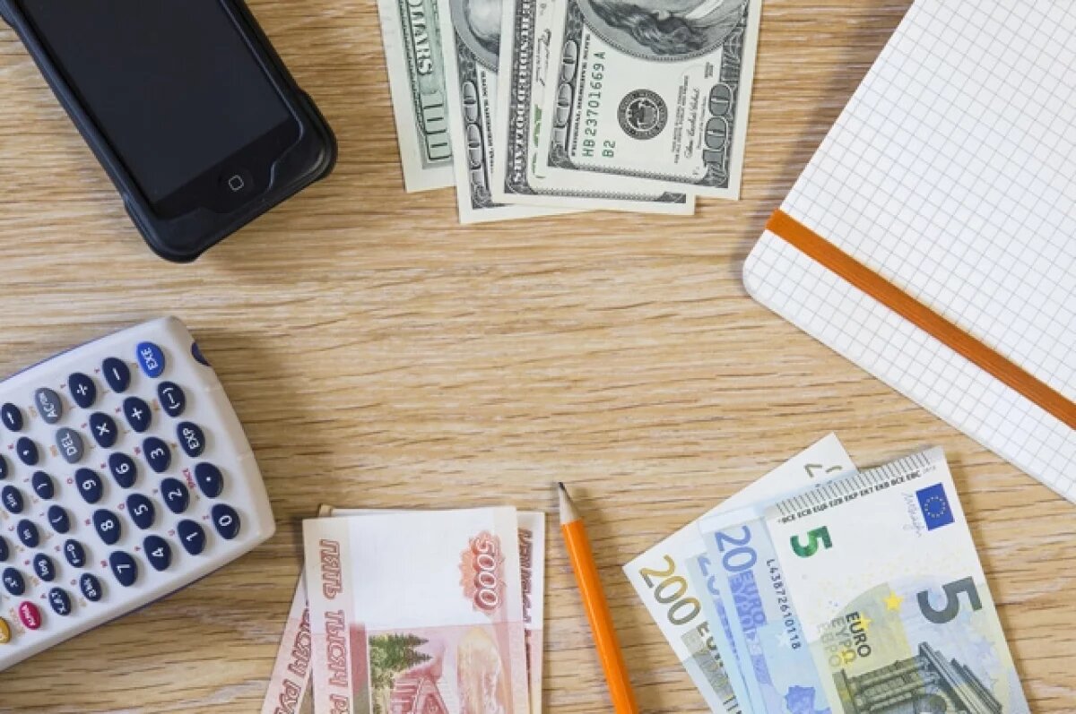    Новосибирский аналитик раскрыл, когда лучше менять рубли на доллары