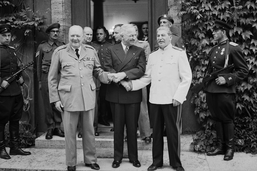   Уинстон Черчилль, Гарри Трумэн и Иосиф Сталин во время Потсдамской конференции. 23 июля 1945 года. Фото: Corbis / Getty Images