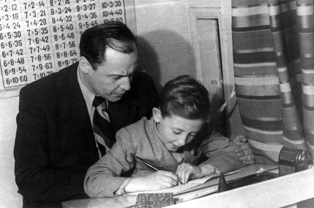    Василий Ливанов с отцом, Борисом Ливановым. Фото: www.globallookpress.com