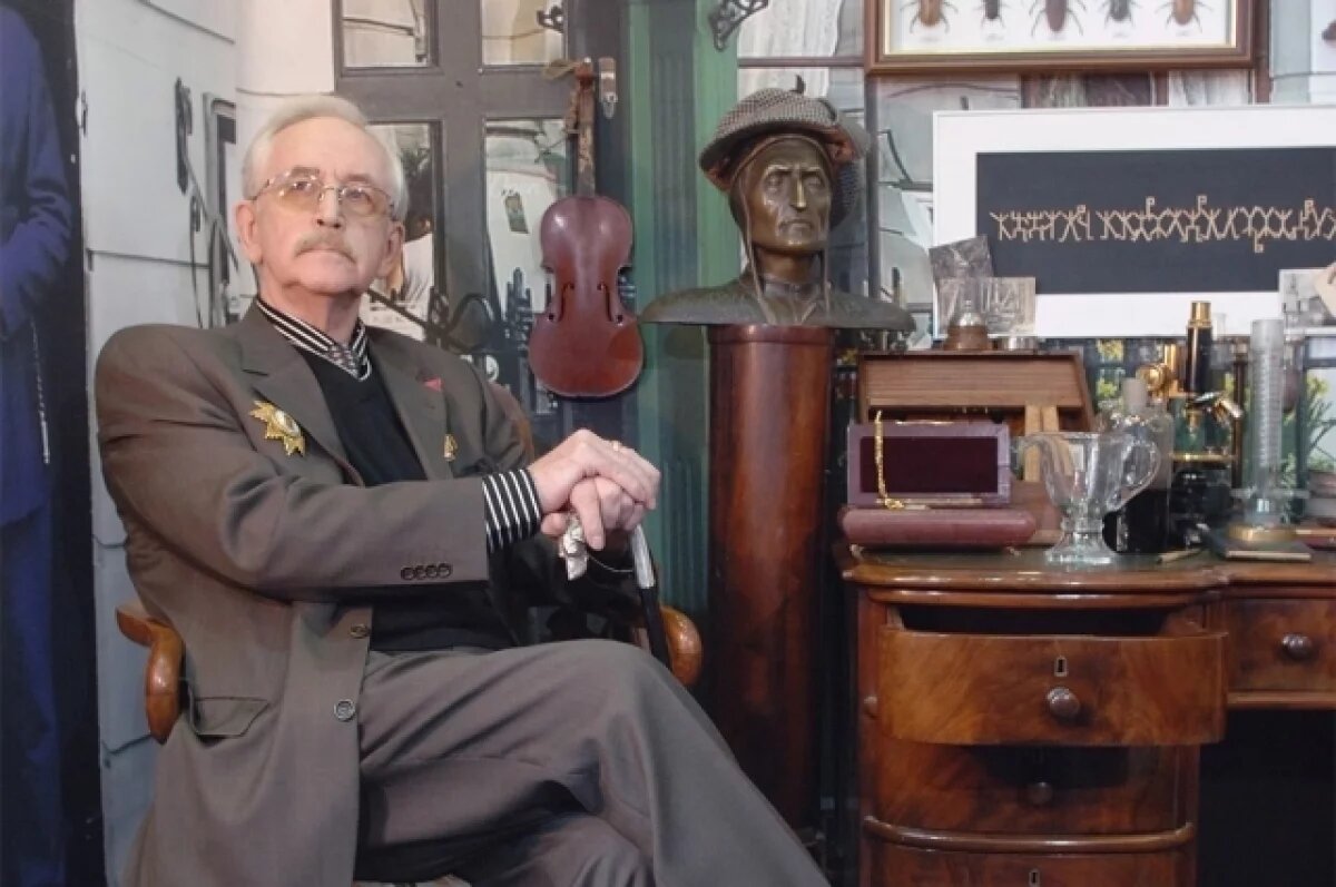    Народный артист России Василий Ливанов, награжденный Елизаветой II Орденом Британской империи за лучшее воплощение образа Шерлока Холмса. Уголок легендарного сыщика Шерлока Холмса в посольстве Великобритании. 2007 г.