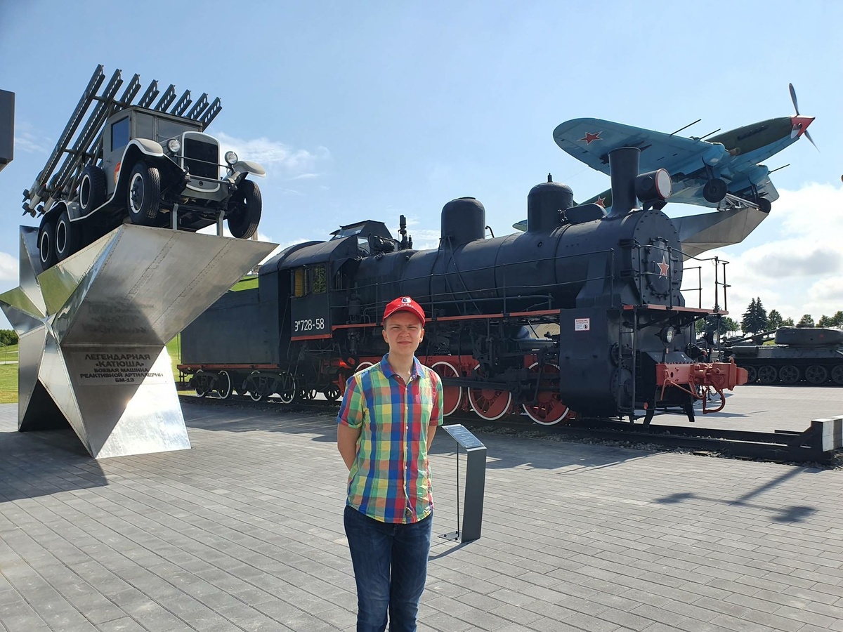 "Катюша", паровоз, самолёт. Листайте вправо, чтобы увидеть таблички с информацией о представленной технике