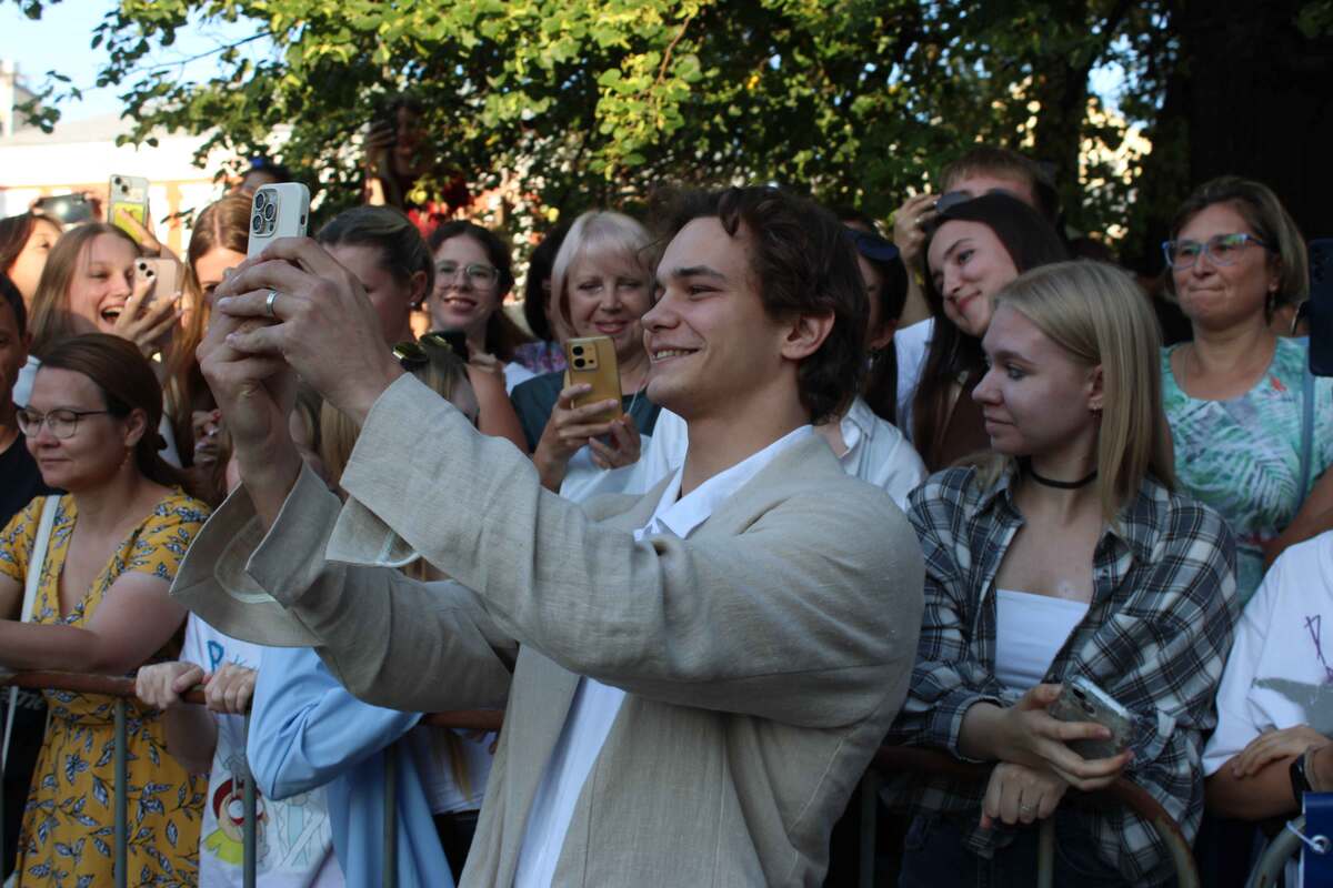 По традиции завершающий день кинофестиваля начался с красной дорожки у театра драмы.  Фото: ФедералПресс / Ксения Кобалия