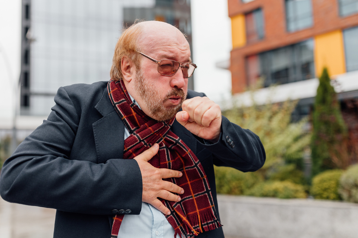 Помощь при удушье, кашле и остановке дыхания — алгоритм действий (источник изображения: freepik.com)