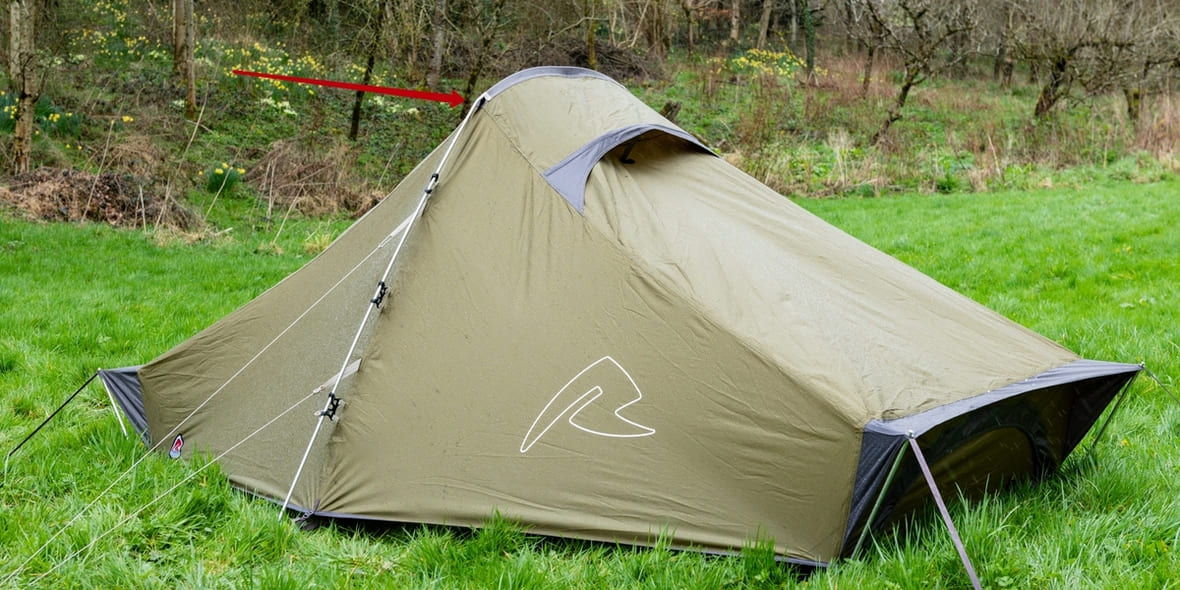 Обратите внимание как сильно изогнута дуга палатки Robens Starlight 2 в верхней части. За счёт этого излома тент в этой точке хорошо растянут и почти не провисает, отчего внутри невысокой палатки достаточно комфортно сидеть туристу среднего роста. 