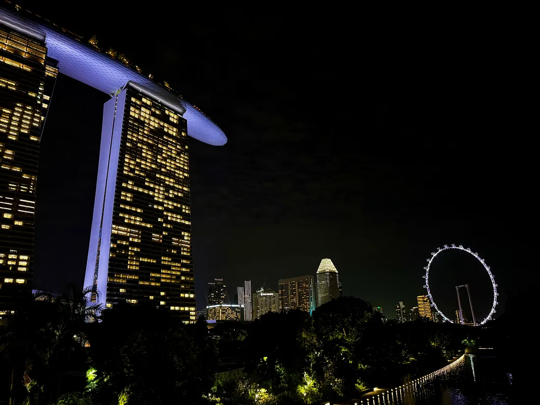 В Сингапуре даже самый яркий свет оставляет место для тишины и размышлений.