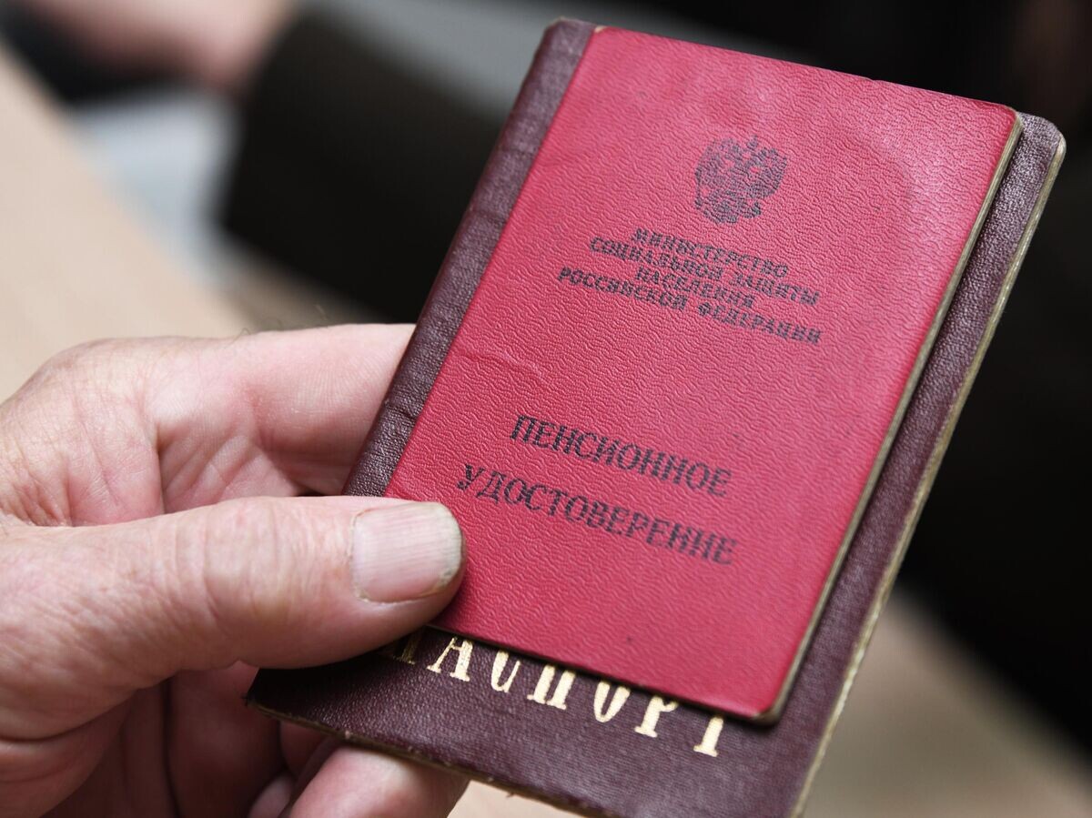    Мужчина демонстрирует пенсионное удостоверение© РИА Новости / Евгений Епанчинцев